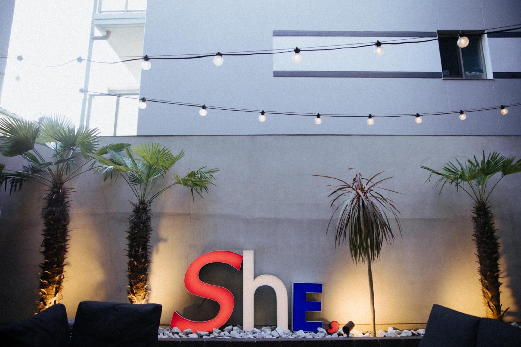 Hotel She, Осака Экстерьер фото