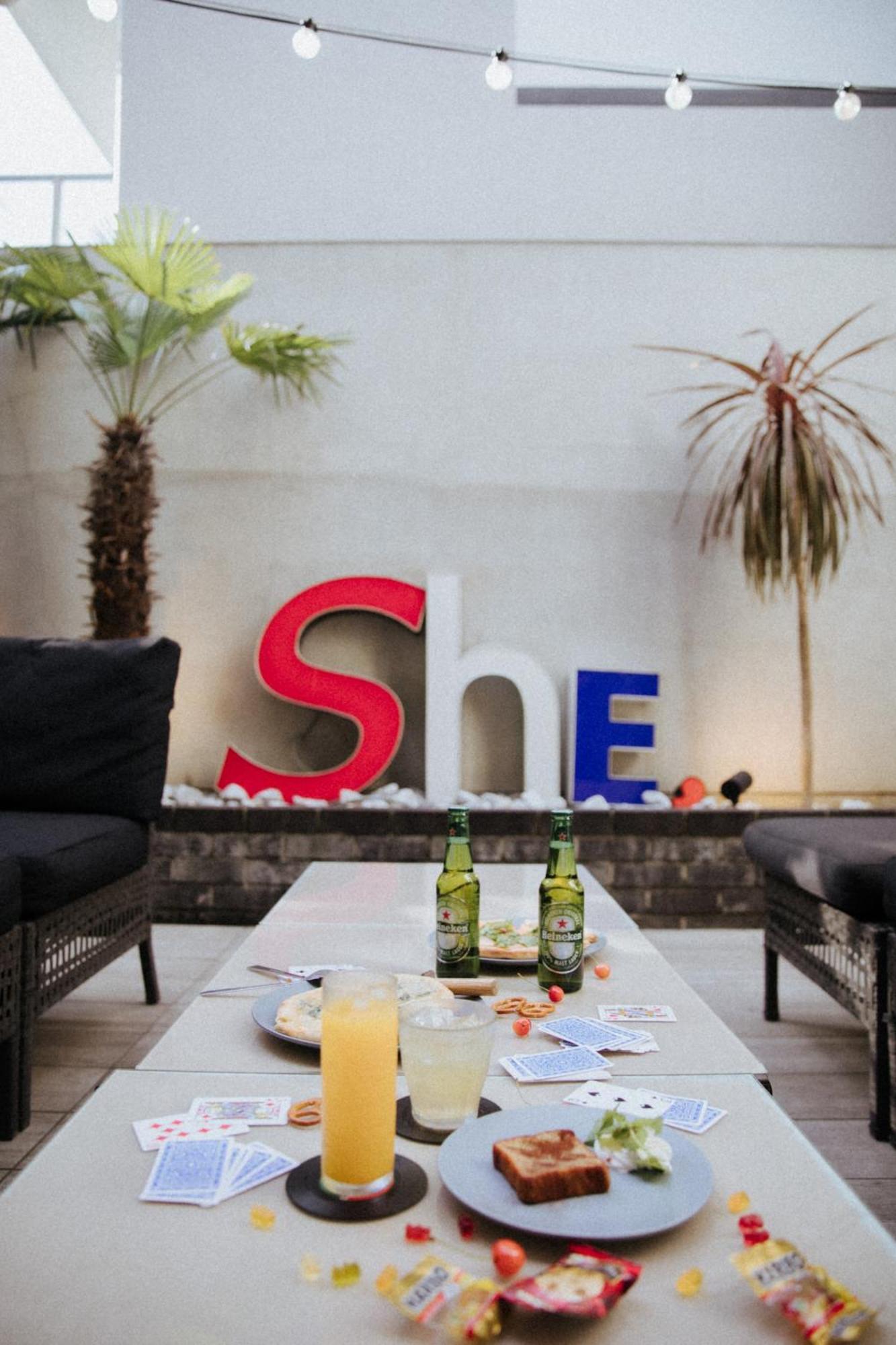 Hotel She, Осака Экстерьер фото
